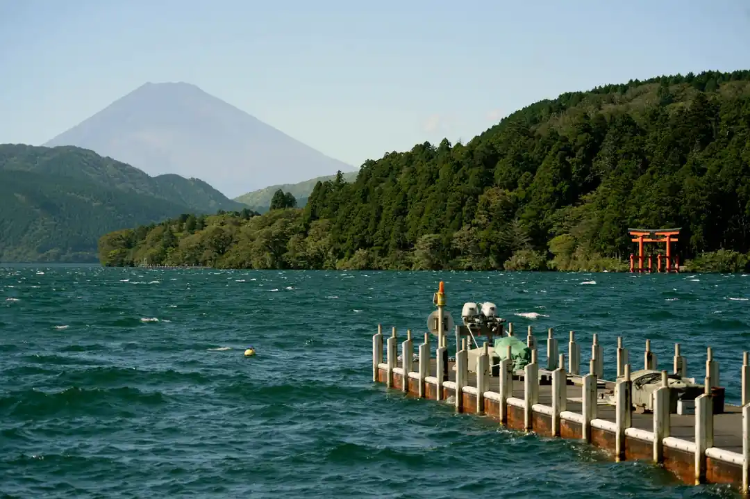 芦ノ湖に浮かぶ赤い鳥居と、その向こうにそびえる富士山