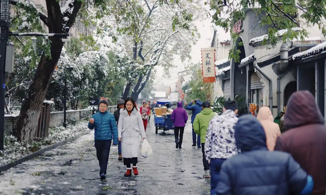 눈 내리는 날 하얀 코트를 입고 서 있는 여성
