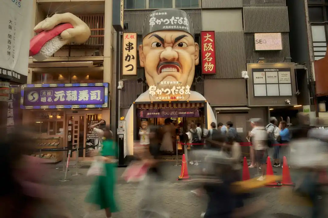 串カツ屋の店先にある、大きな怒った顔の男性の看板