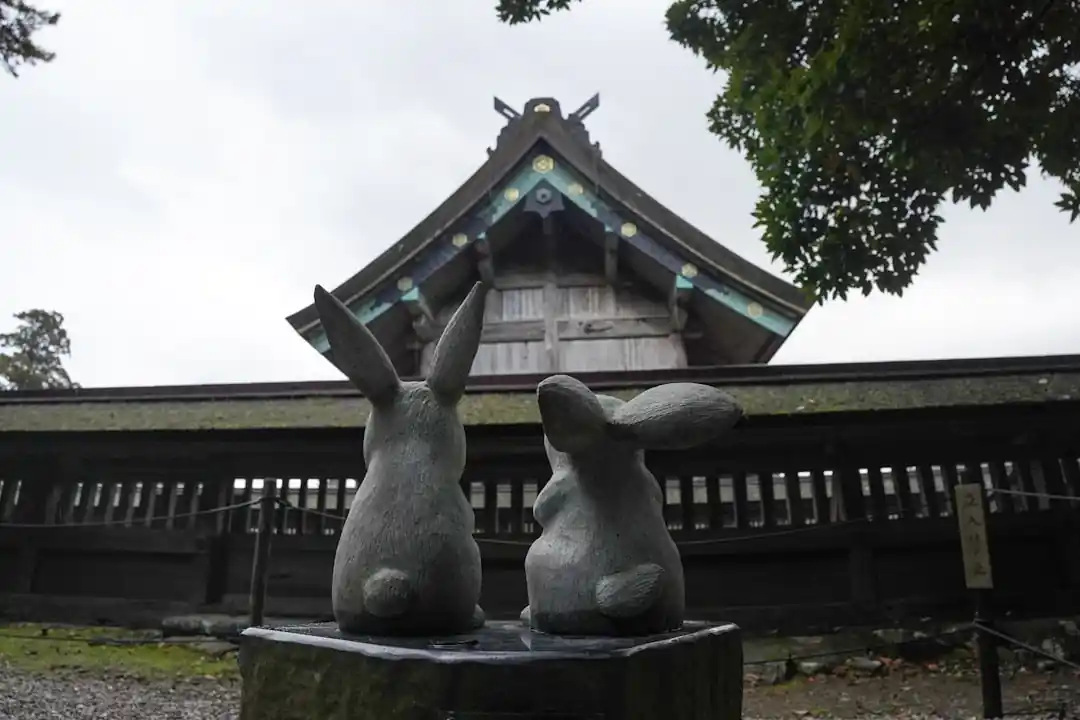 出雲大社の境内にある可愛らしいウサギの石像