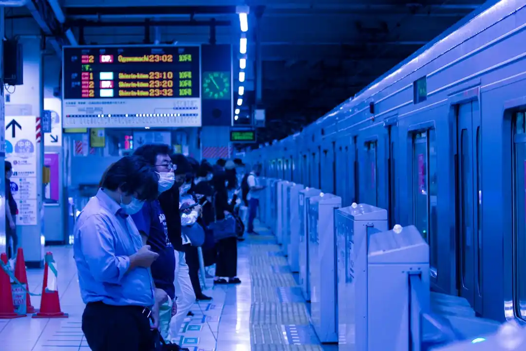 東京の満員電車、もううんざり?賢く混雑を避ける時間帯と実践的なコツ