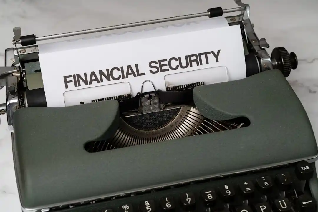 타자기에 FINANCIAL SECURITY 라고 적힌 종이가 끼워져 있는 모습