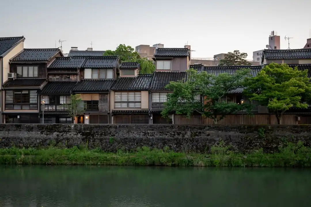 佐原の小野川沿いに並ぶ伝統的な日本の家屋