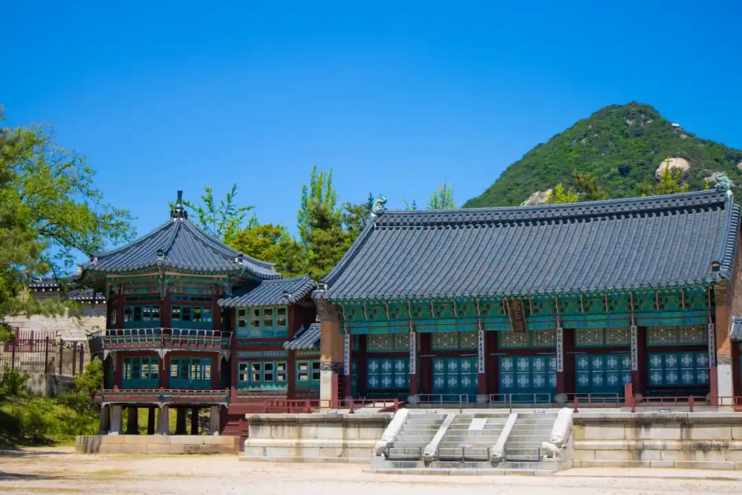 맑은 날, 경복궁의 웅장한 건축물 뒤로 북악산이 보인다.