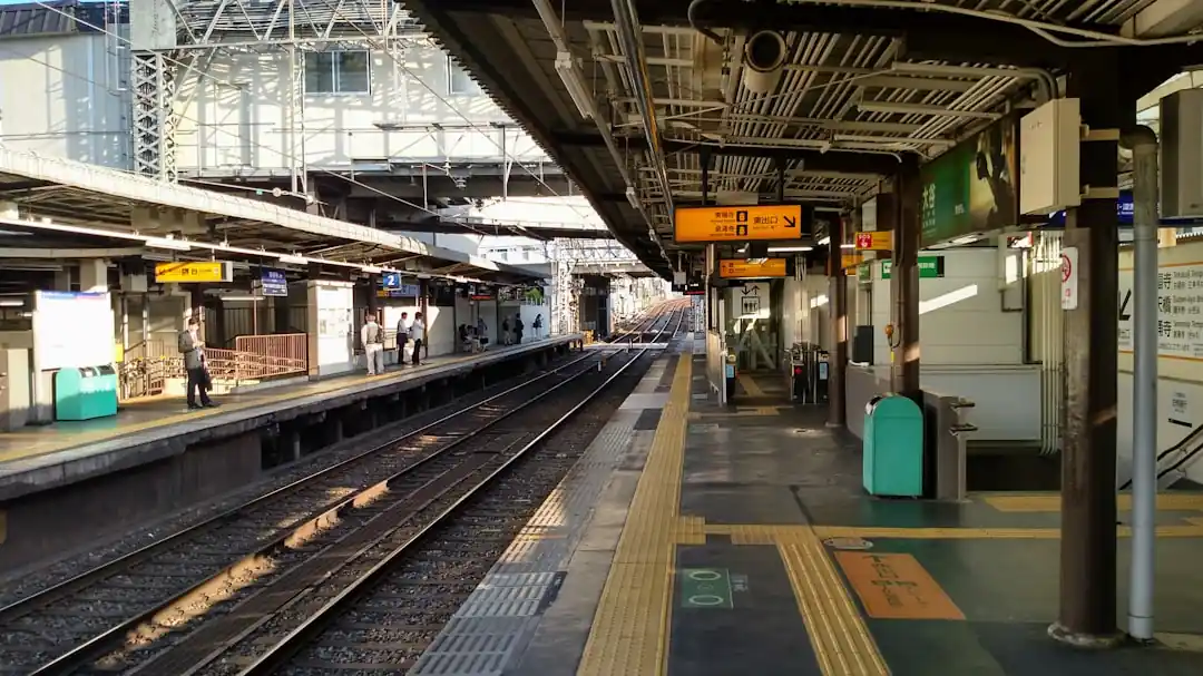 近代的なデザインの京都駅のプラットフォーム