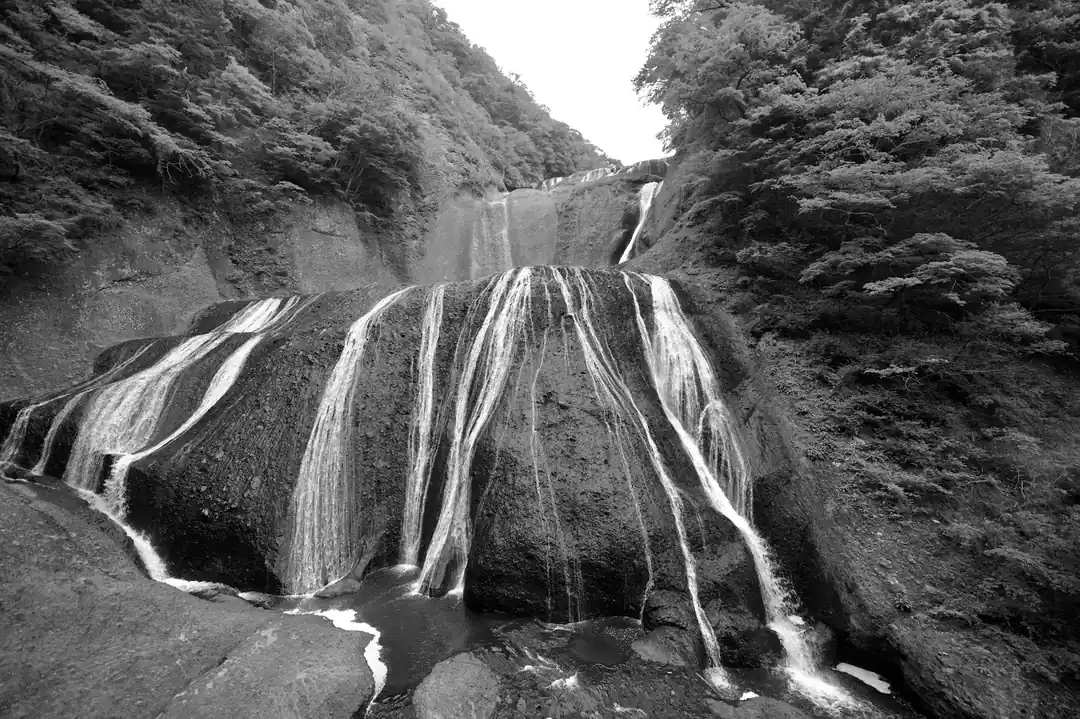 日本の茨城県にある袋田の滝をモノクロでドラマチックに捉えた写真
