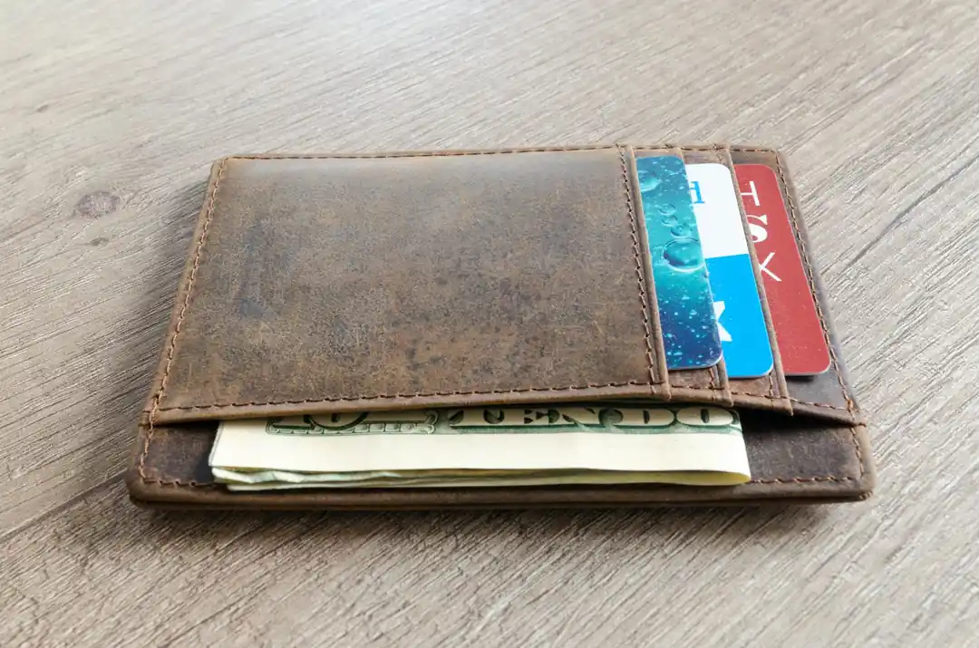 出國旅遊時,使用美元信用卡還是現金更划算?一場給台灣旅人的深度剖析