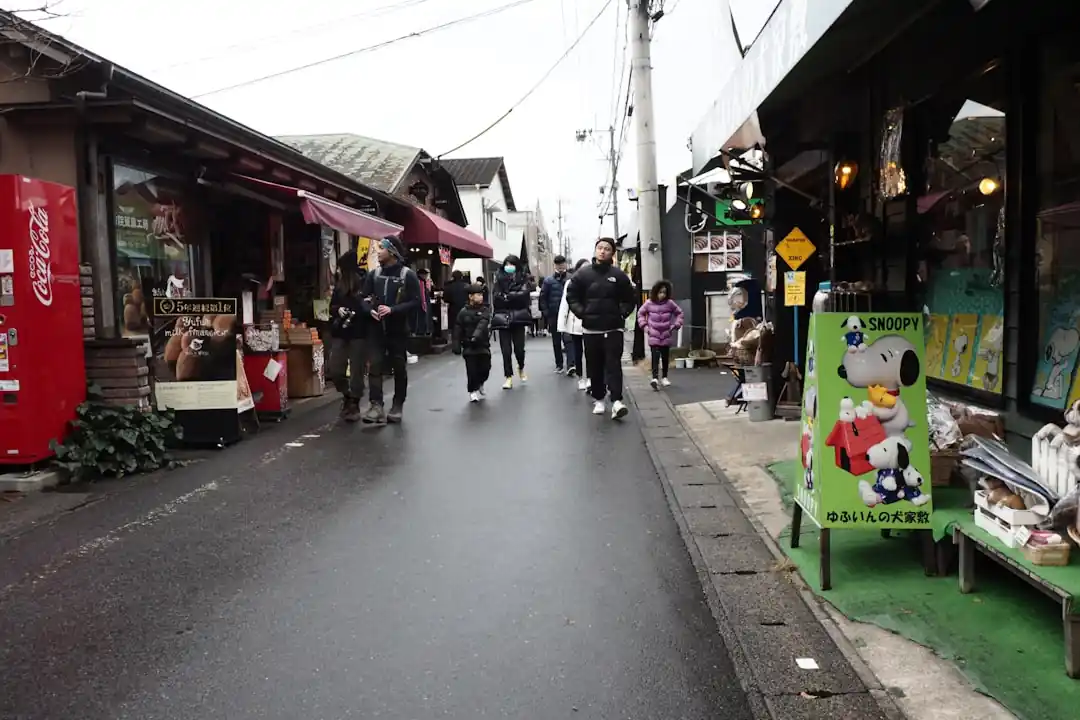 日本の古い商店街。人々が行き交い、様々な店が並んでいる。