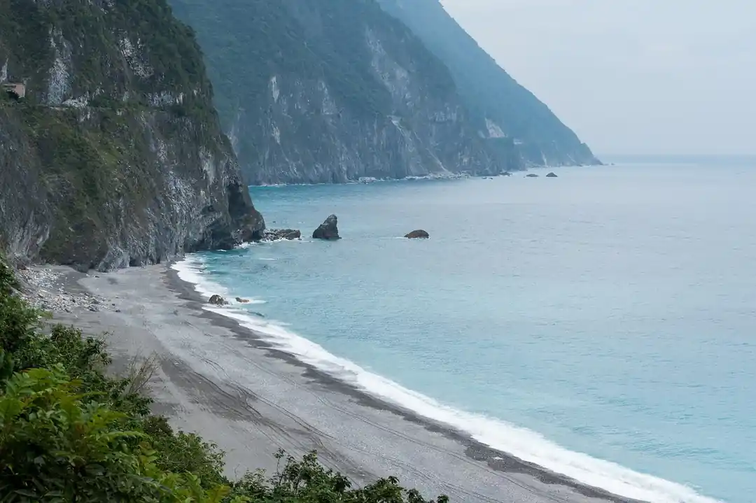 花蓮七星潭的海灘,佈滿了圓潤的鵝卵石,海浪輕輕拍打上岸。