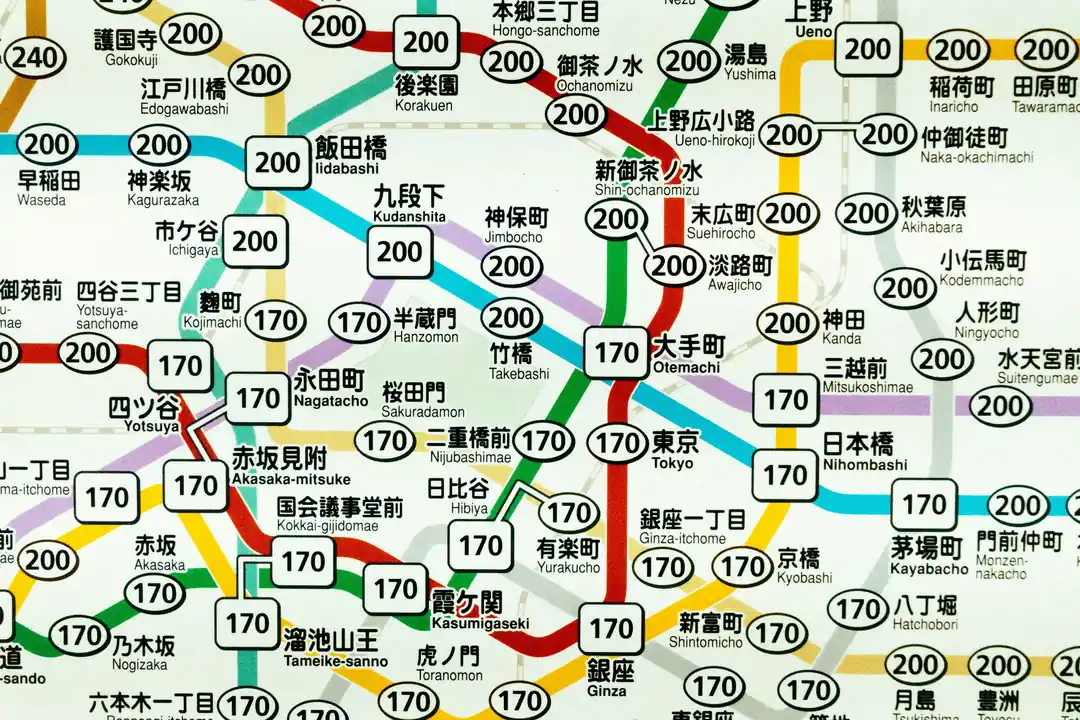 日本語と英語で書かれた東京の地下鉄路線図