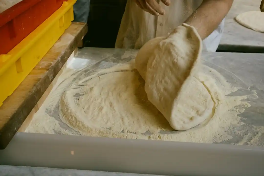 주방 조리대에서 한 사람이 음식을 준비하고 있다
