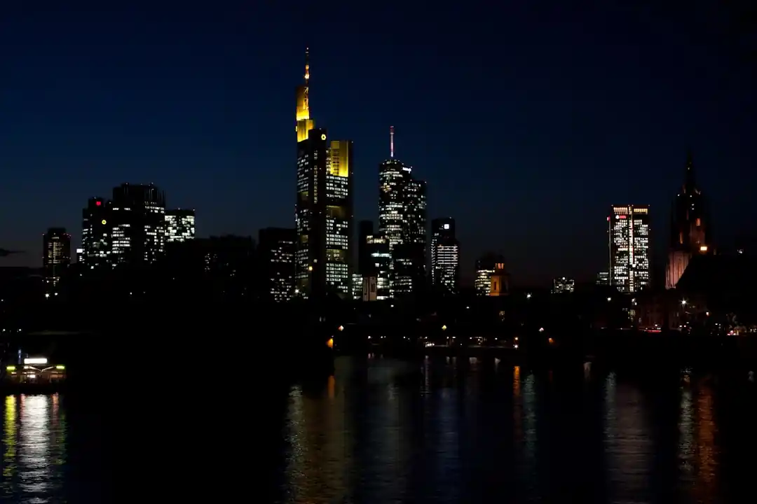 夜のフランクフルトのビル群と、車のライトが流れる道路