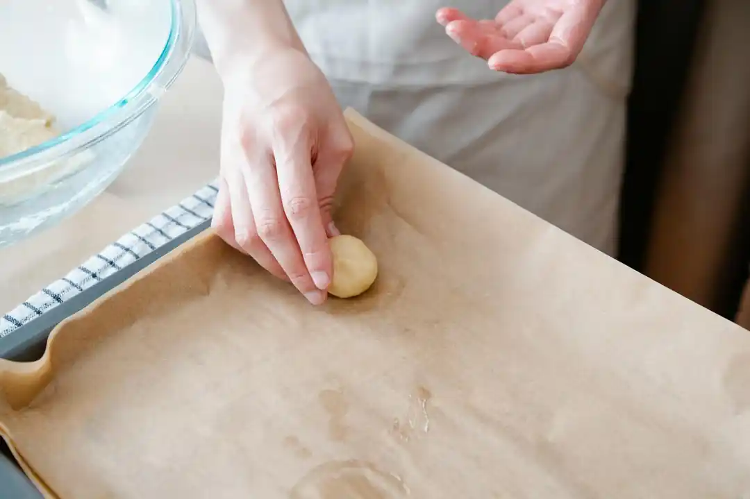 손으로 동그랗게 반죽을 빚는 모습