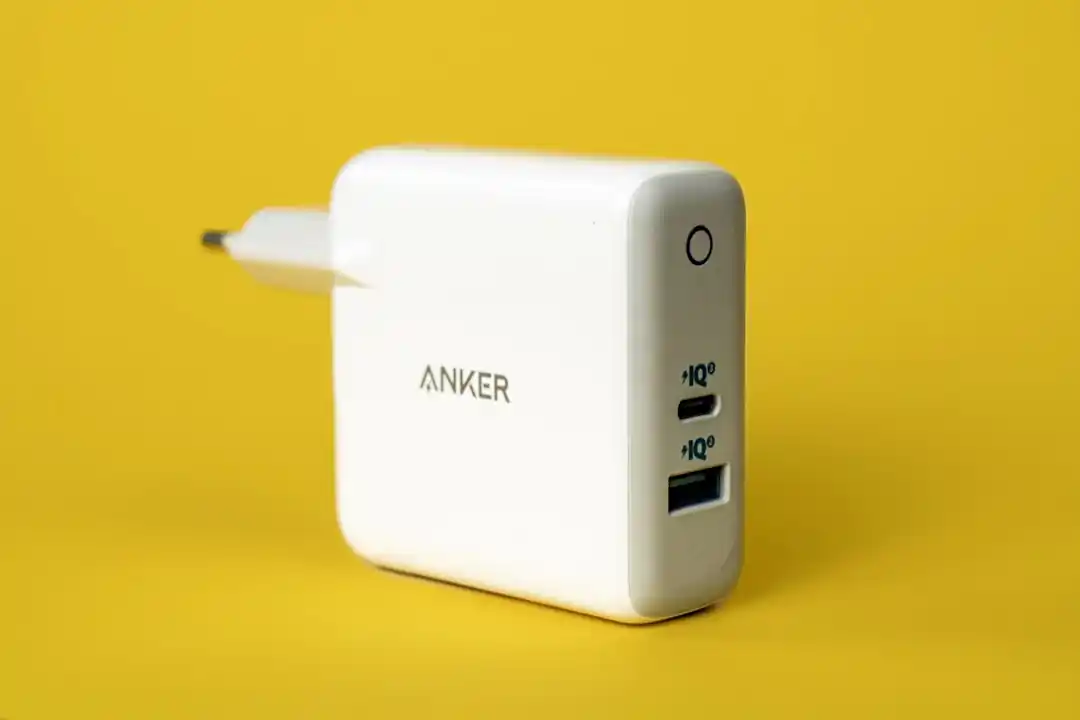 黄色い表面に置かれた白いSamsungの充電器