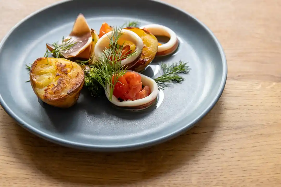 焼き魚、ご飯、味噌汁、そして数種類の小鉢が並んだ日本の食卓