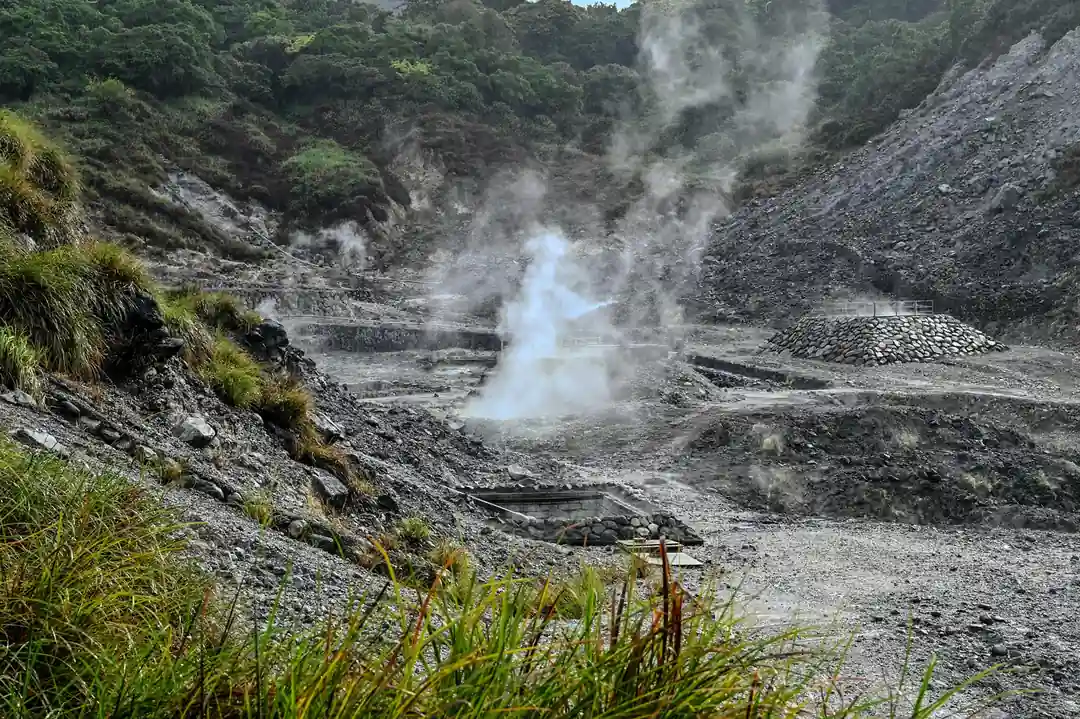 陽明山溫泉終極指南:不只是泡湯,一場療癒身心的山林饗宴