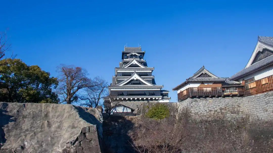 青空を背景にした日本の伝統的な城の風景