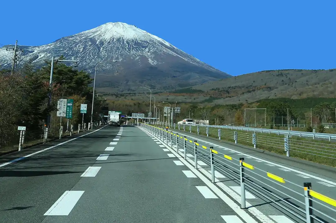 富士山に向かって伸びる高速道路