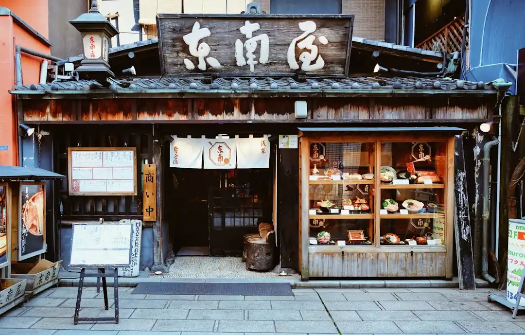 夕暮れ時の日本の古い商店街の風景。木造の建物と提灯がノスタルジックな雰囲気を醸し出している。