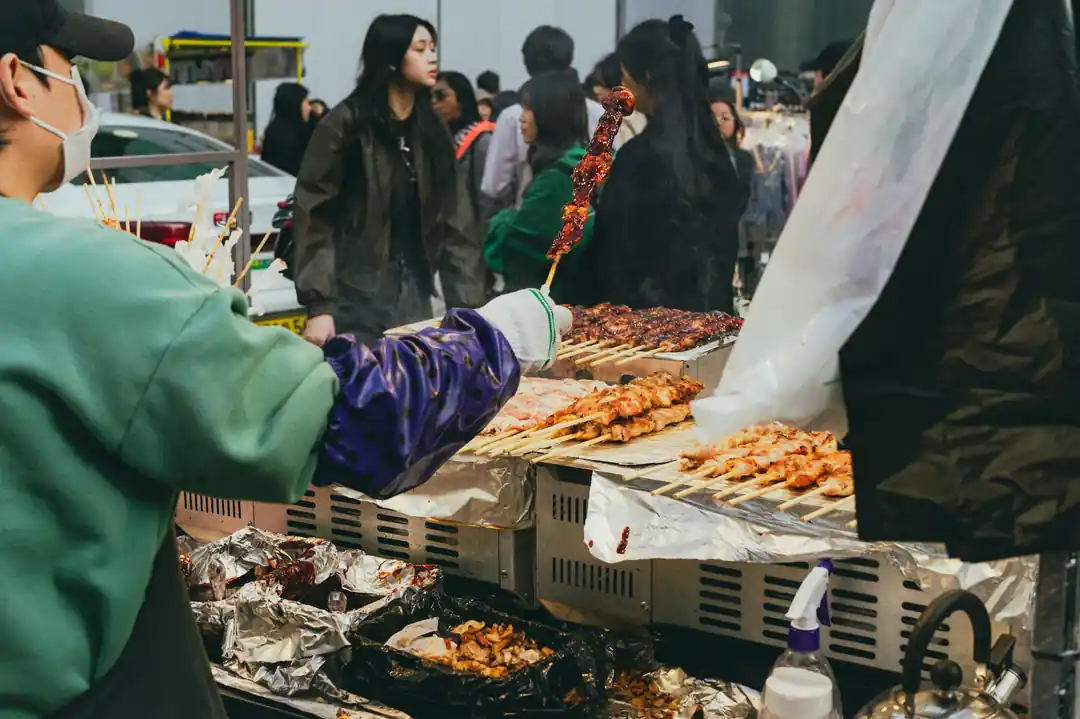 활기 넘치는 서울의 한 시장에서 다양한 길거리 음식을 파는 모습