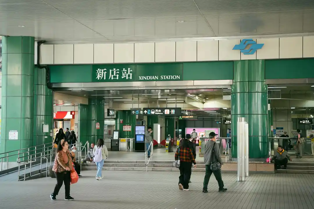 台北捷運新店站出口,通勤者來來往往的日常景象