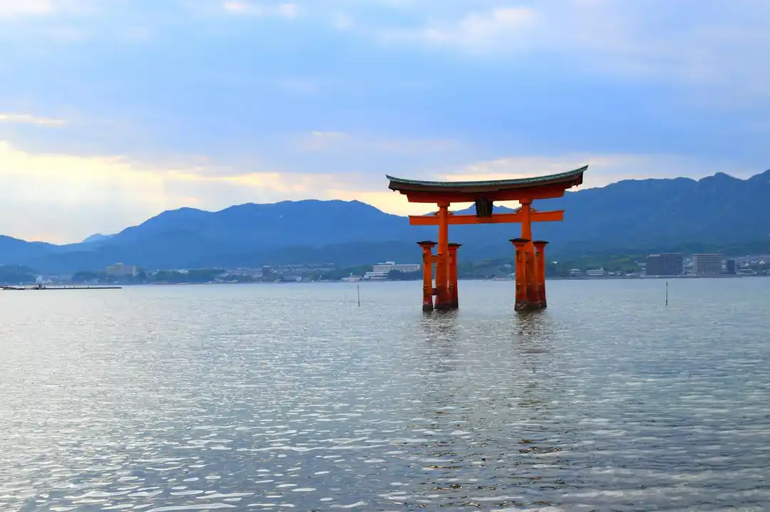 広島の穏やかな海に静かに佇む、厳島神社の象徴的な鳥居