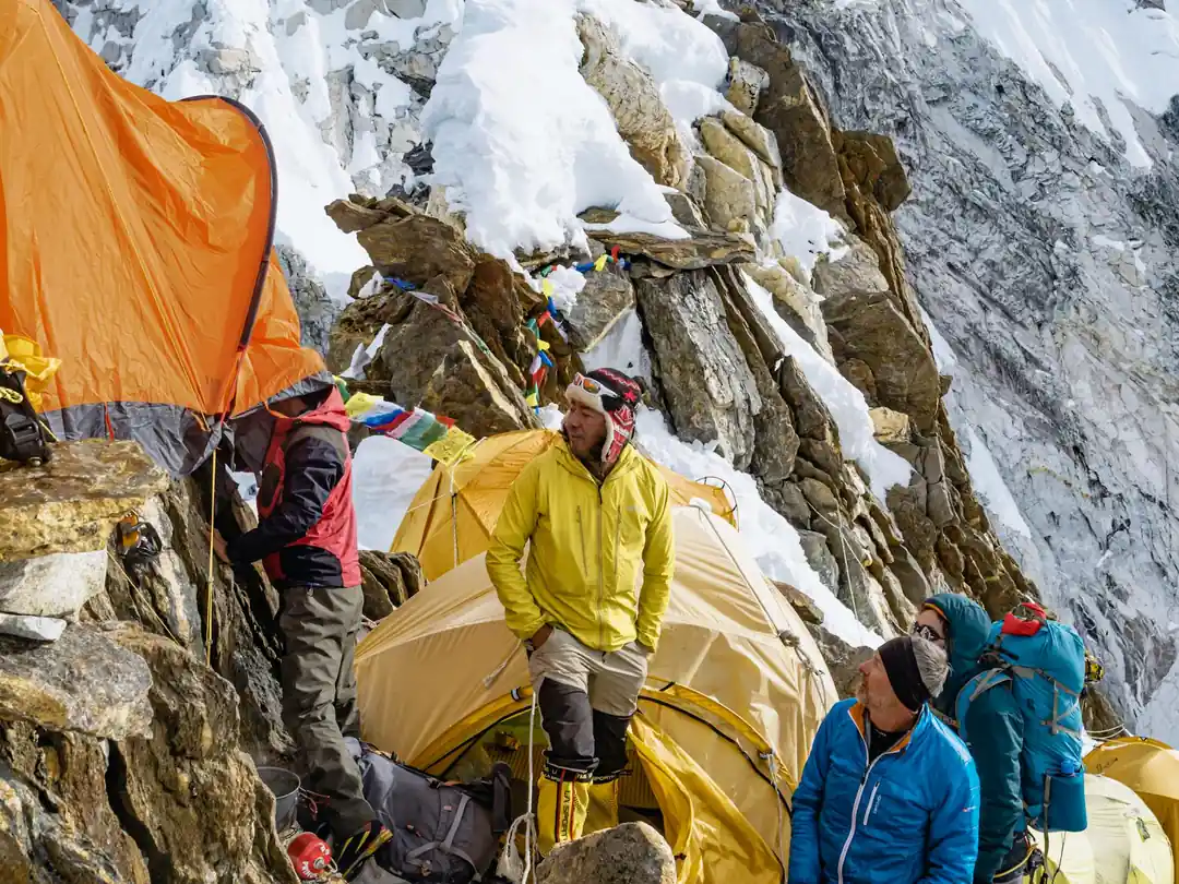 高海拔山區的營地,幾頂帳篷搭建在雪地旁。