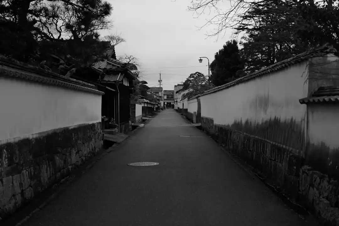 白壁が続く萩の城下町の静かな路地