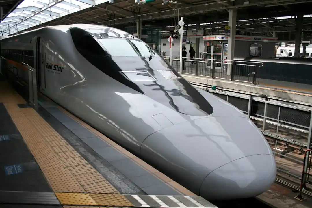駅のホームに滑り込む新幹線