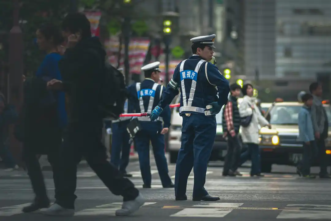 日本の街中で交通整理を行う警察官