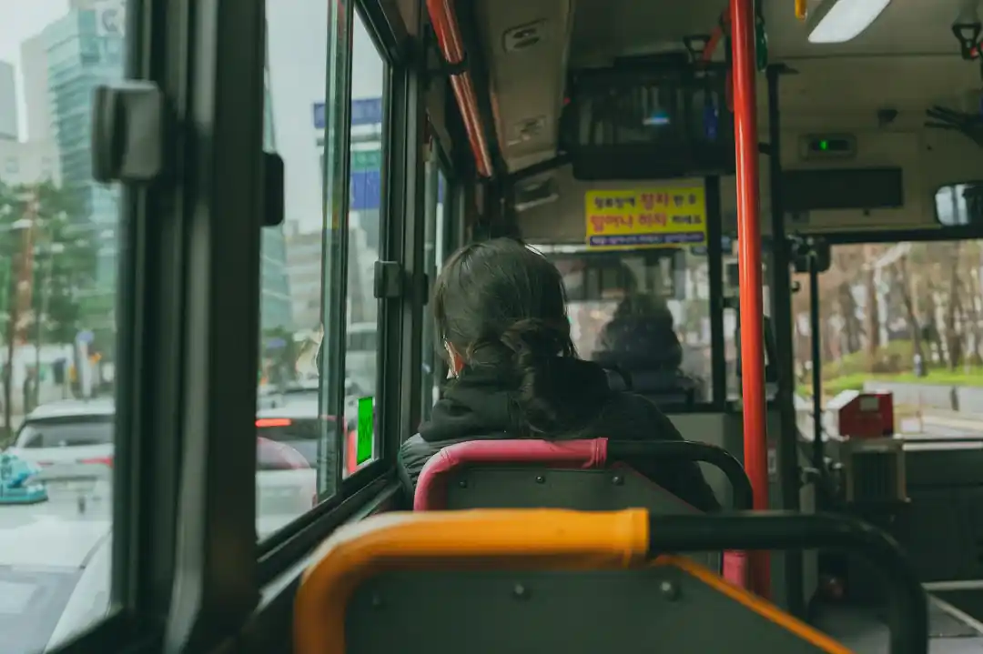 버스 창밖으로 보이는 서울의 도시 풍경