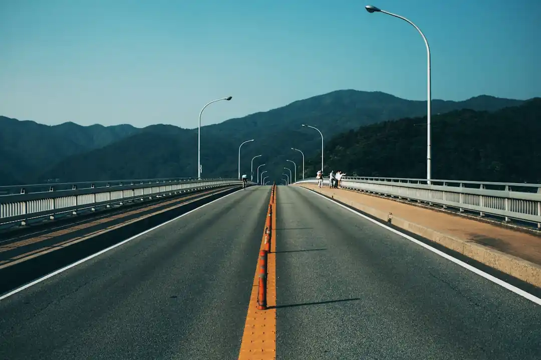 朝方の空いている高速道路の様子