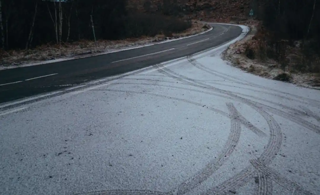 昼間の灰色のコンクリート道路