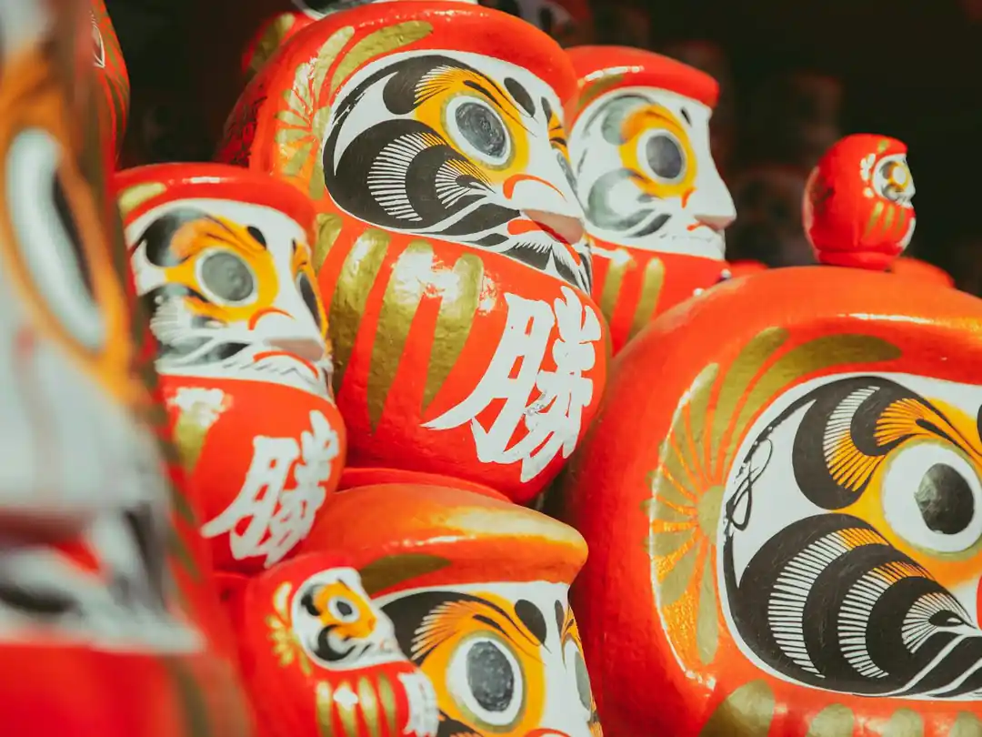 だるま市で山積みにされたたくさんの赤いだるま