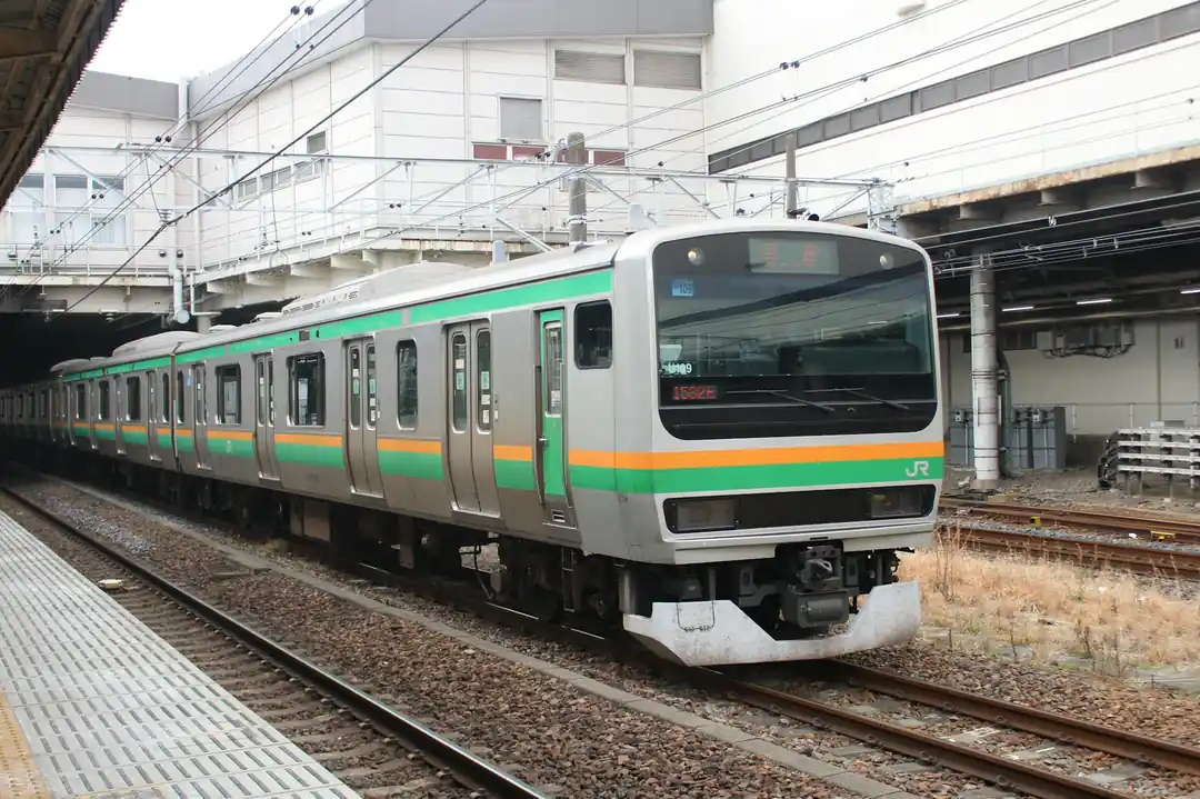宇都宮駅のホームに停車している普通列車
