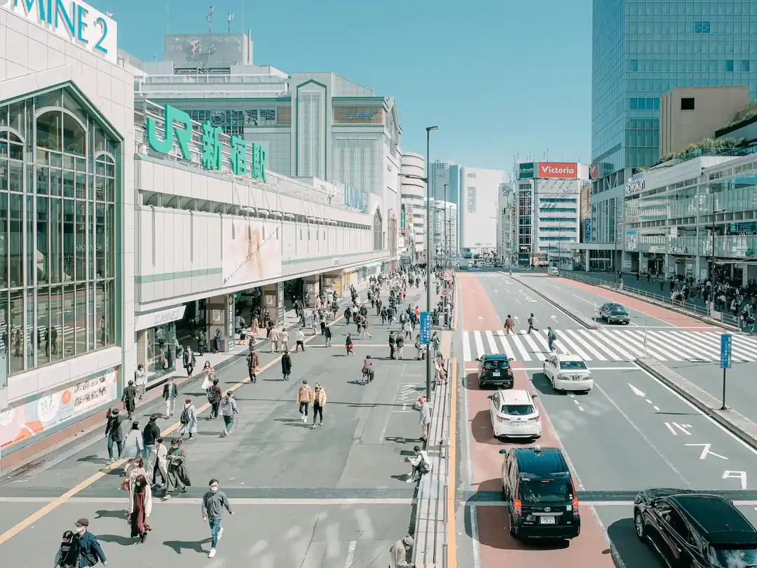 新宿駅近くの横断歩道を渡る大勢の人々を上から撮影した様子