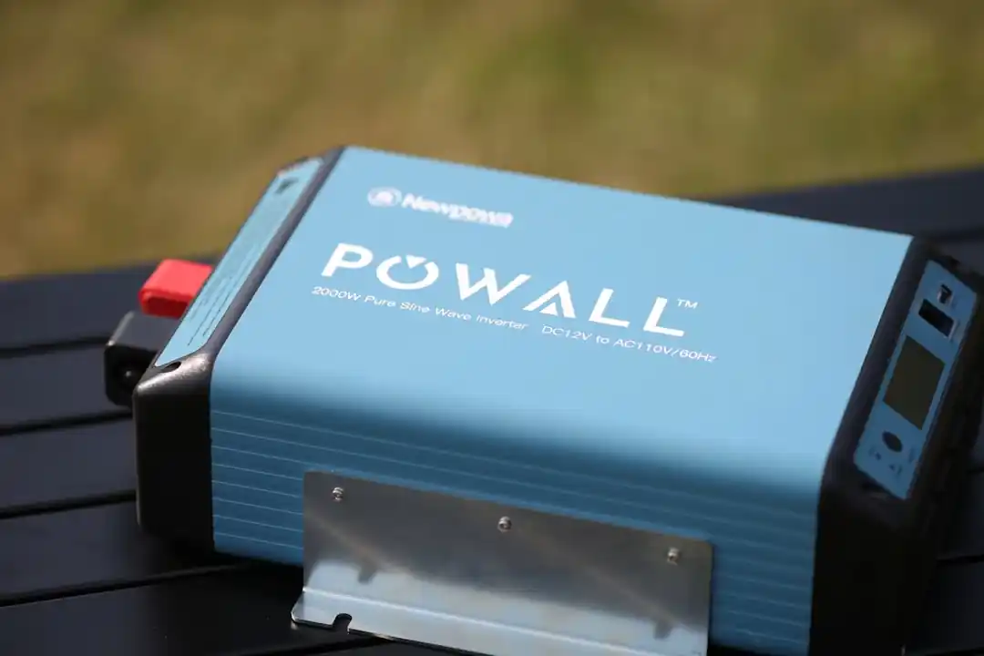 ソーラーパネルとポータブル電源が接続され、充電されている様子