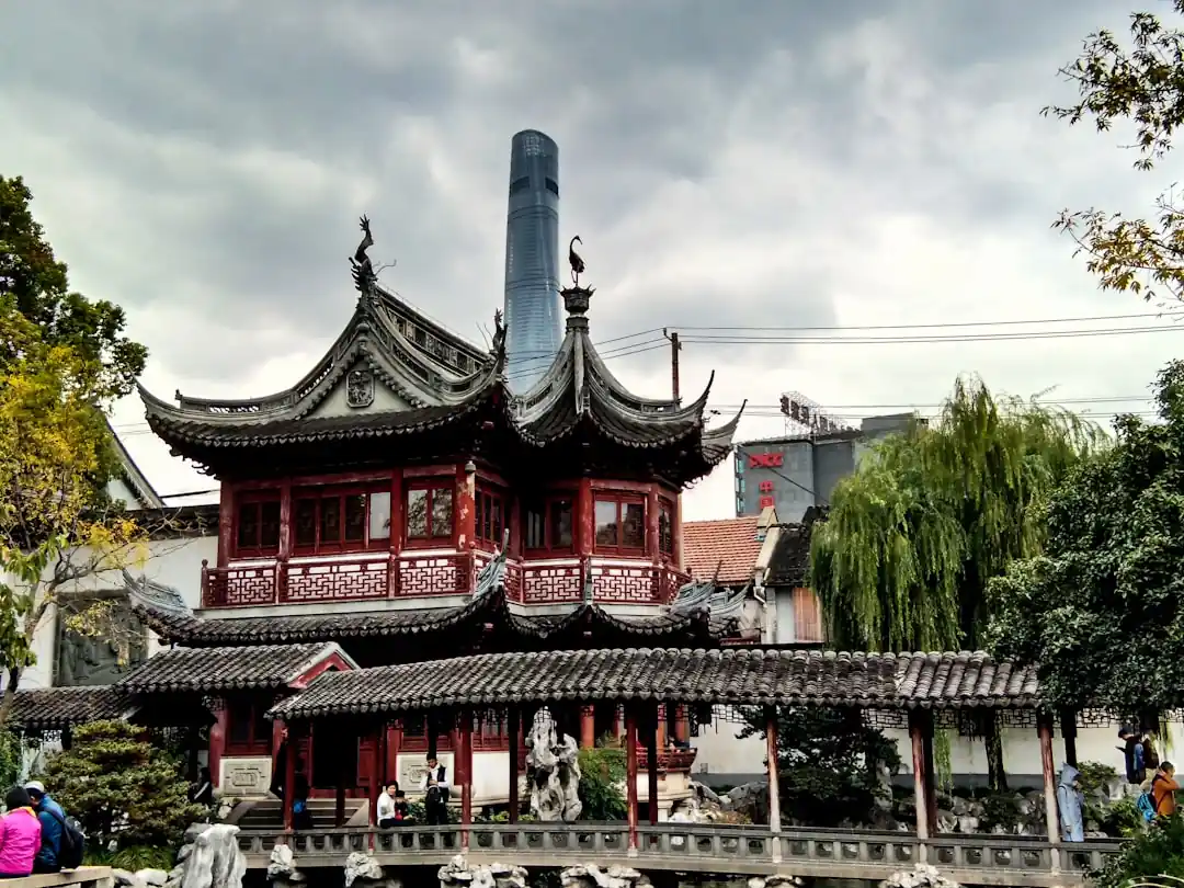 上海豫園的傳統中式建築屋頂,遠方是現代化的上海中心大廈。