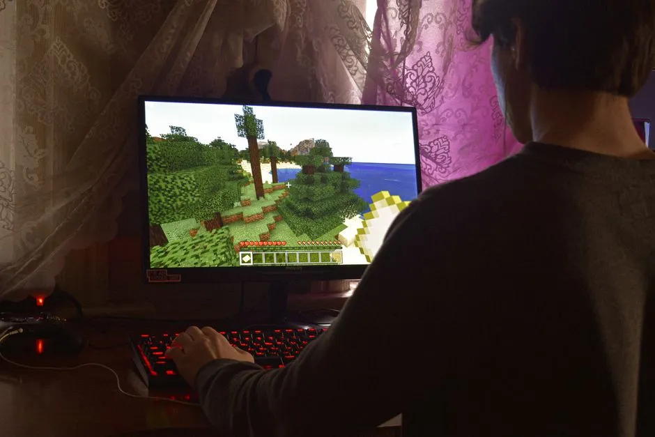 PC 게임에 몰입하여 집중하고 있는 젊은 남성의 모습