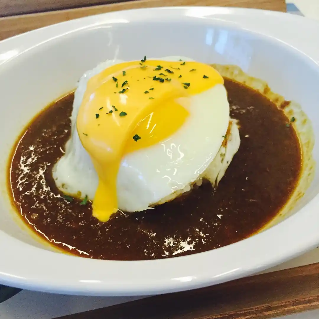 チーズと目玉焼きが乗ったカレーライス