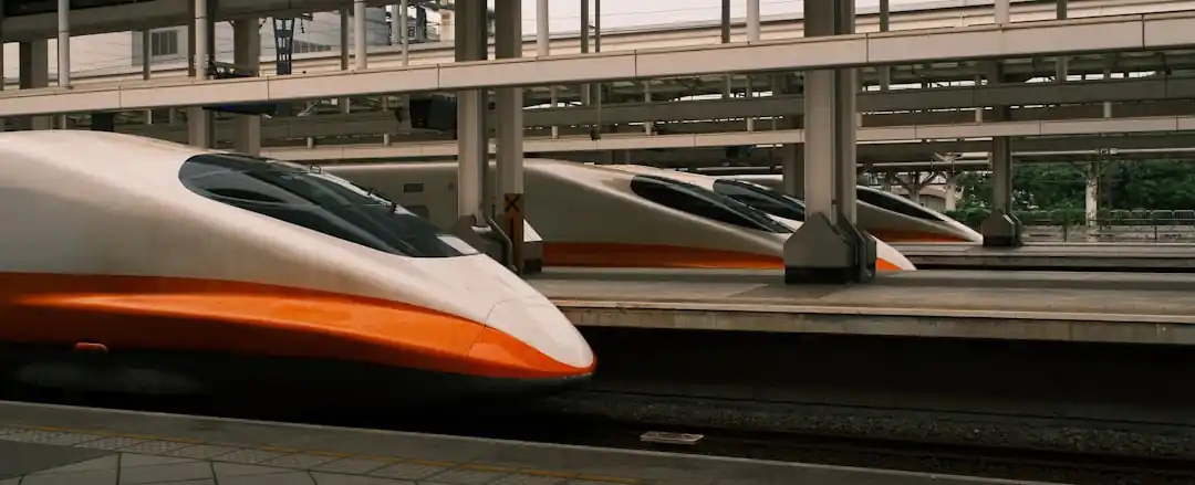 高鐵列車停靠在月台