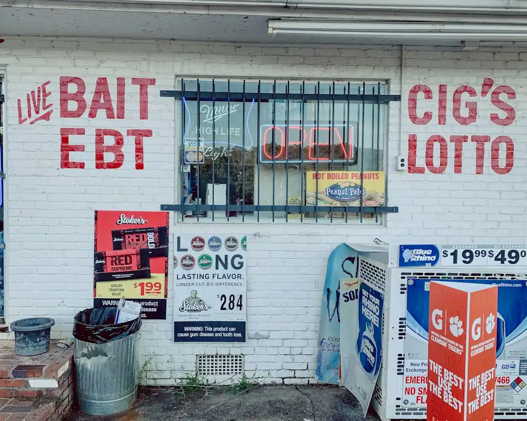 오래된 느낌의 복권 판매점 외부 모습. 코카콜라 간판이 함께 붙어있다.