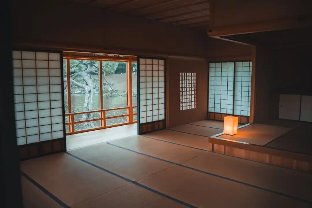 中央に置かれた和紙のランタンが優しく光る、静かでモダンな和室