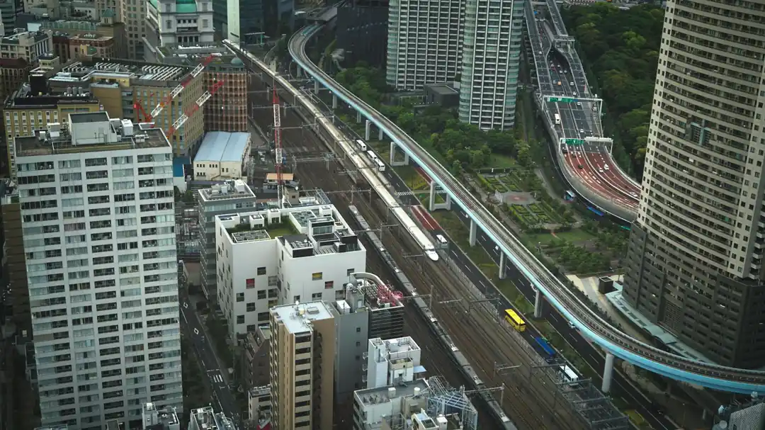 日本の都市部にある、複雑に交差する高速道路のジャンクションの空撮