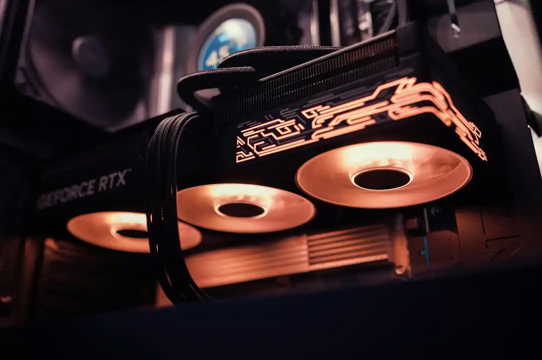 컴퓨터 케이스 내부에서 LED 조명으로 빛나는 GeForce RTX GPU의 상세 이미지