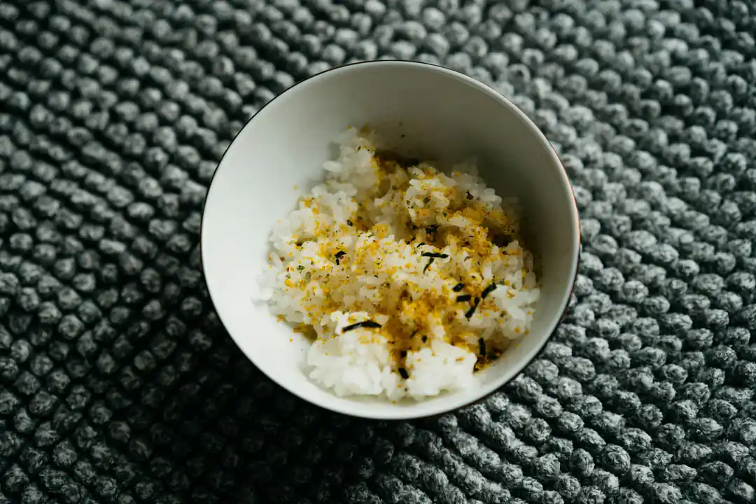 白いお椀に入ったおでん。大根や練り物が美味しそうに盛り付けられている。