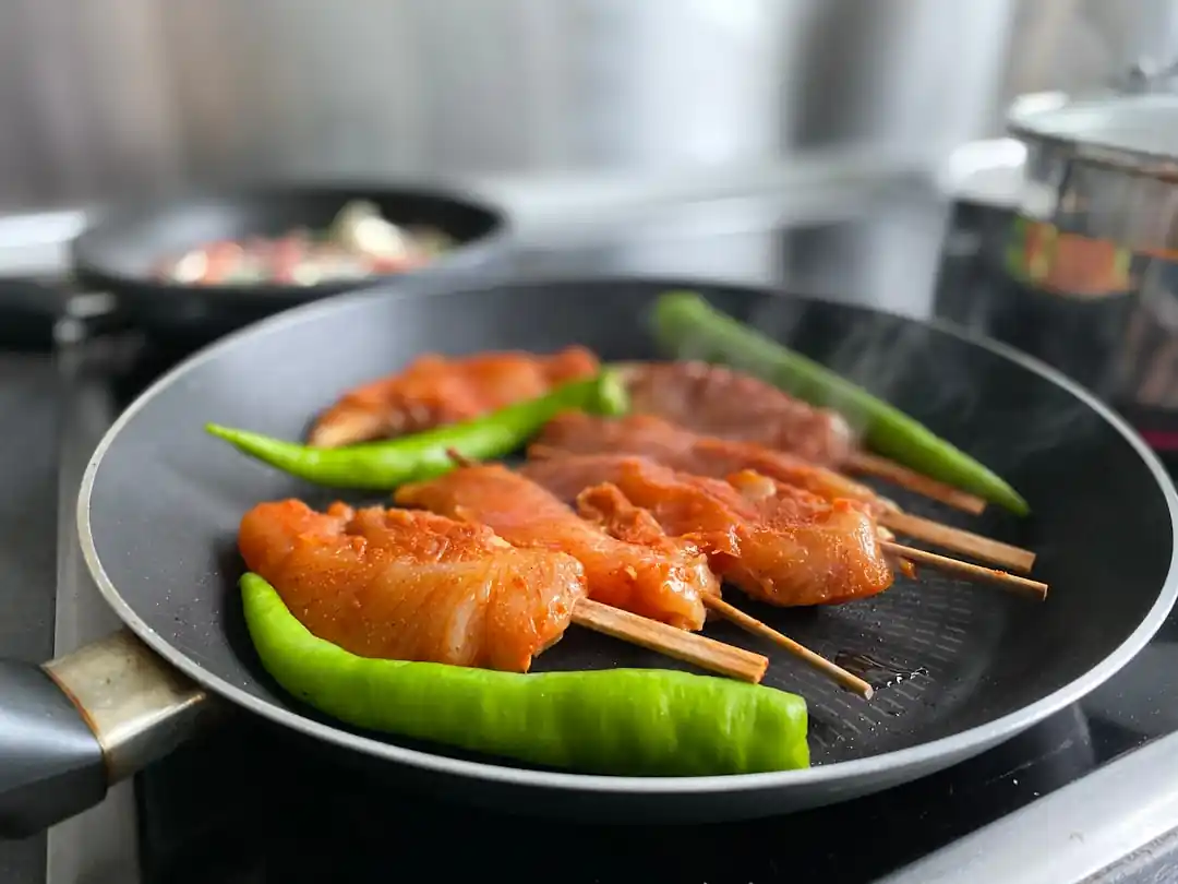 녹색 세라믹 접시에 담긴 먹음직스러운 한식 요리
