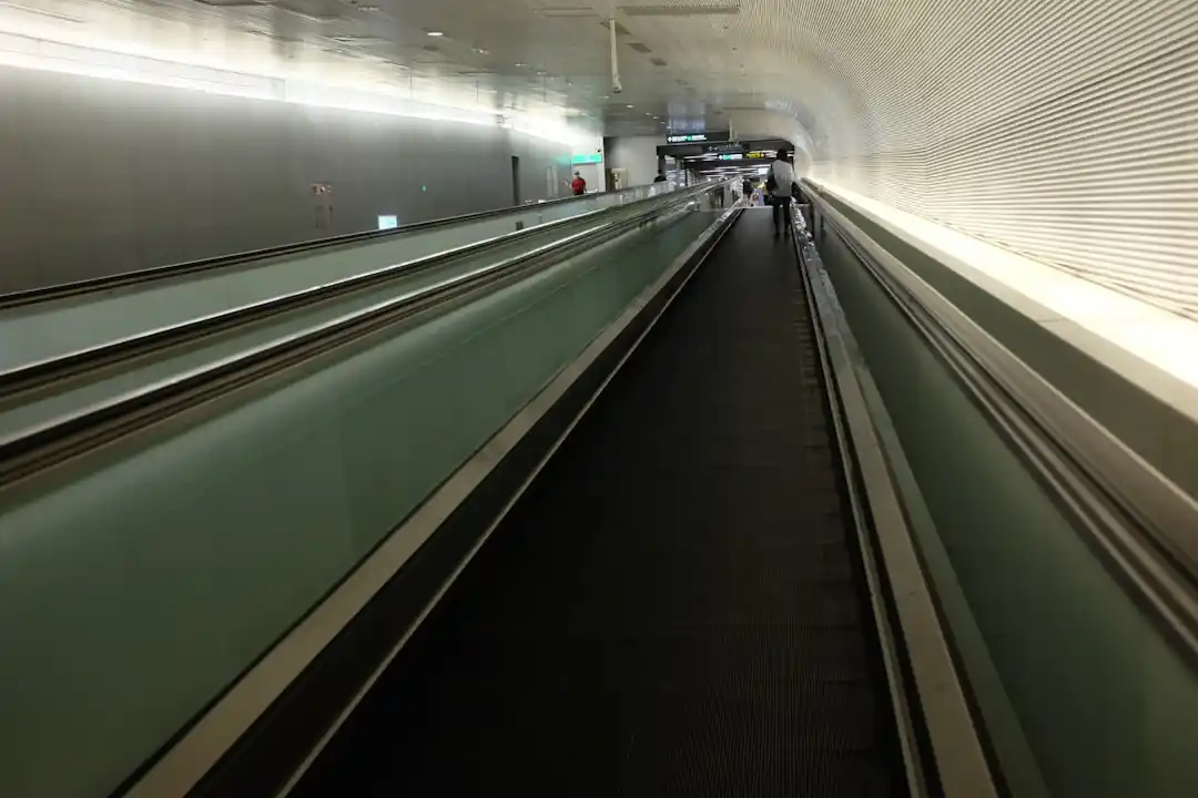 空港の長いトンネルに設置された動く歩道