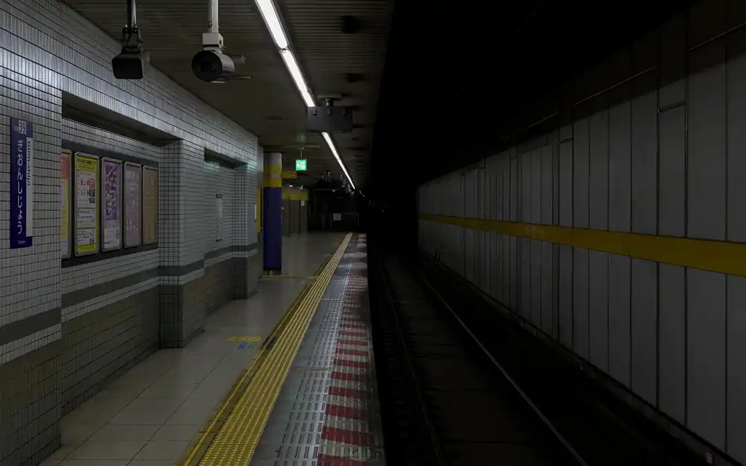 誰もいない京都の地下鉄ホーム
