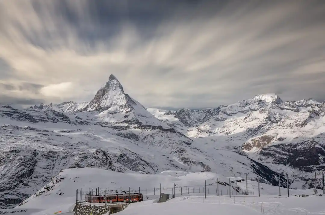 ツェルマットとマッターホルンのドラマチックな雲に覆われた雪山の風景